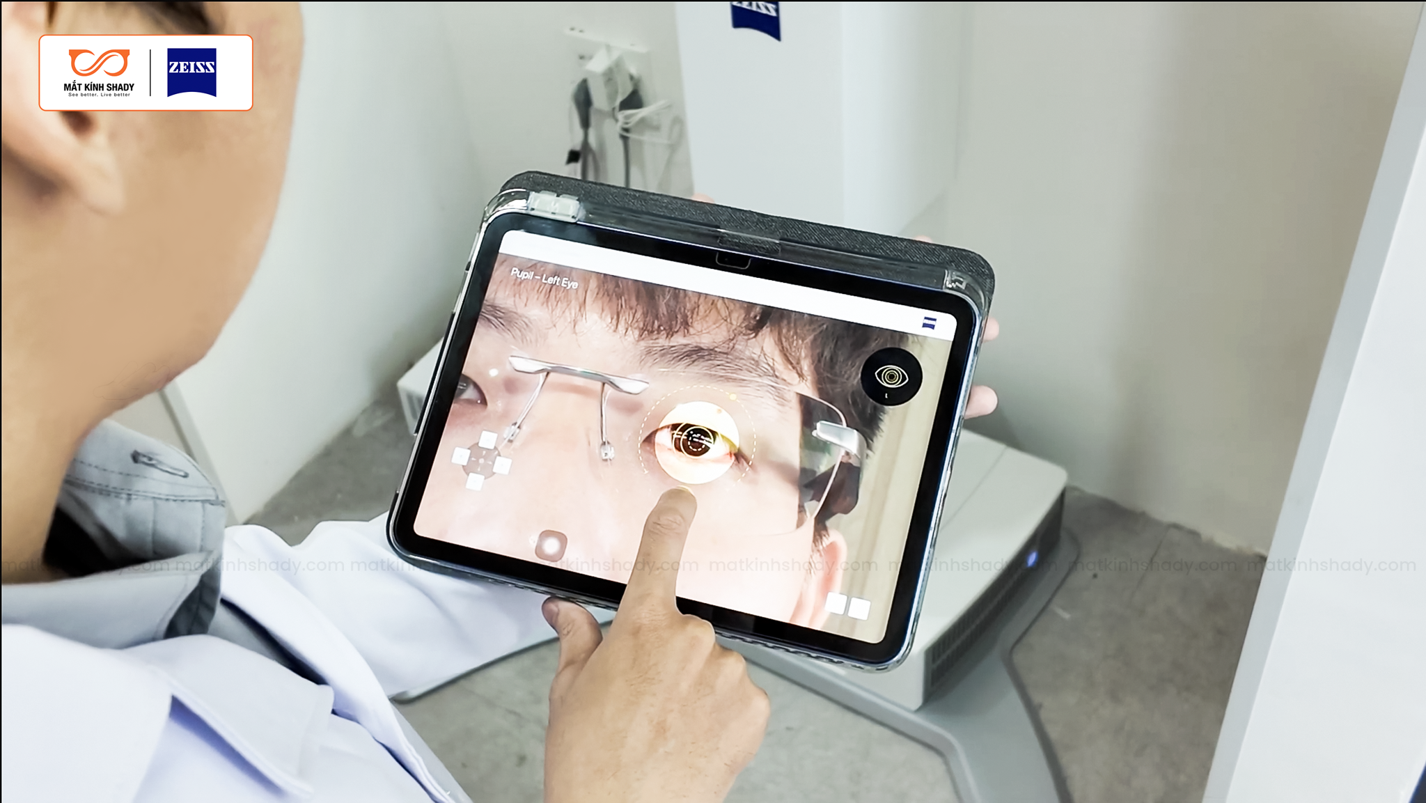 SHADY Chính Thức Đưa ZEISS VISUFIT 1000 Platform Vào Quy Trình Đo Mắt Chuyên Sâu, Nâng Chuẩn Trải Nghiệm Thị Lực
