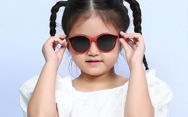 kính mát trẻ em