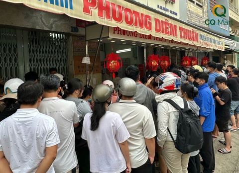 Xếp hàng dài để được mua bánh Phương Diêm Thuận