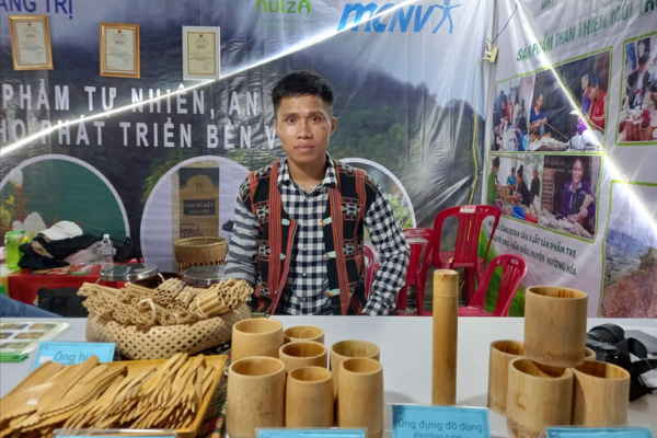 Nhóm bạn trẻ người Vân Kiều phát triển sản phẩm tre nứa mang hồn dân tộc