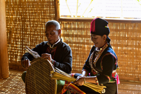 Giữ gìn nghề đan lát truyền thống của người Khơ Mú ở bản Kéo