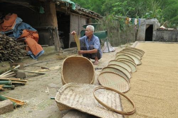 Khôi phục nghề đan lát truyền thống, giúp đồng bào dân tộc nâng cao thu nhập