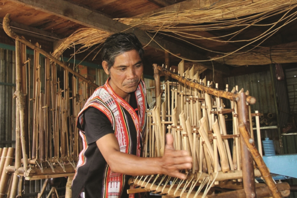 “Sứ giả” mang âm nhạc dân tộc và nhạc cụ bằng tre nứa ra thế giới