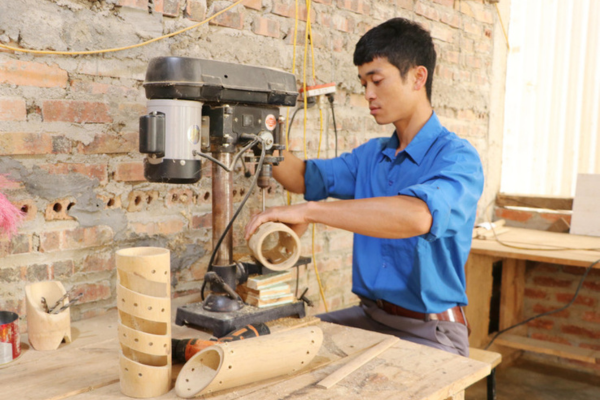 Anh Hà Văn Thời - Khởi nghiệp thành công từ mô hình đèn ống tre