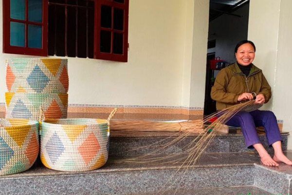 Phụ nữ Tân Thọ sản xuất mây tre đan chống rác thải nhựa