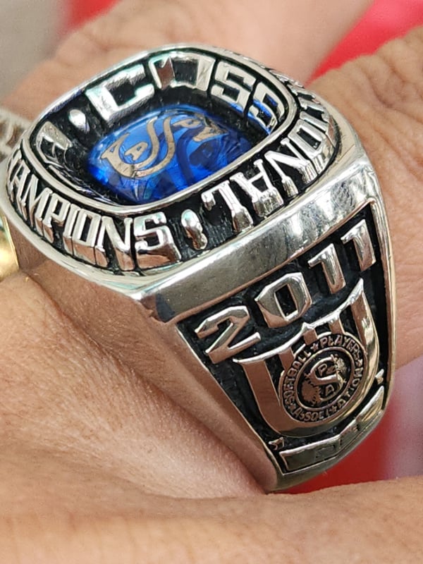 Nhẫn mỹ xưa Champion Jostens LTM 2011
