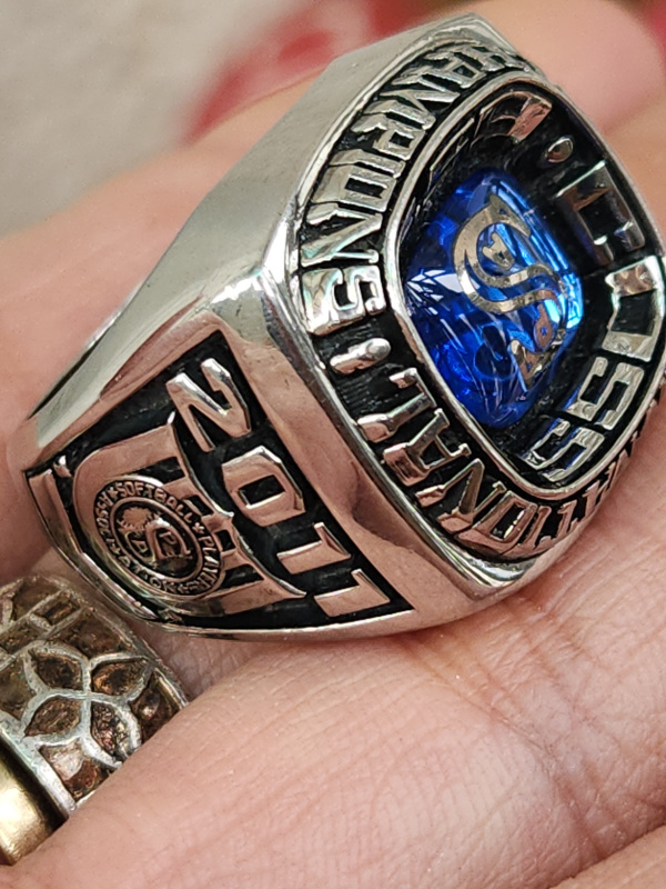 Nhẫn mỹ xưa Champion Jostens LTM 2011