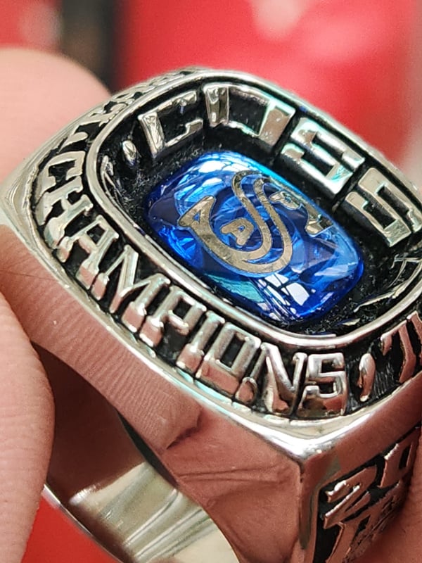 Nhẫn mỹ xưa Champion Jostens LTM 2011