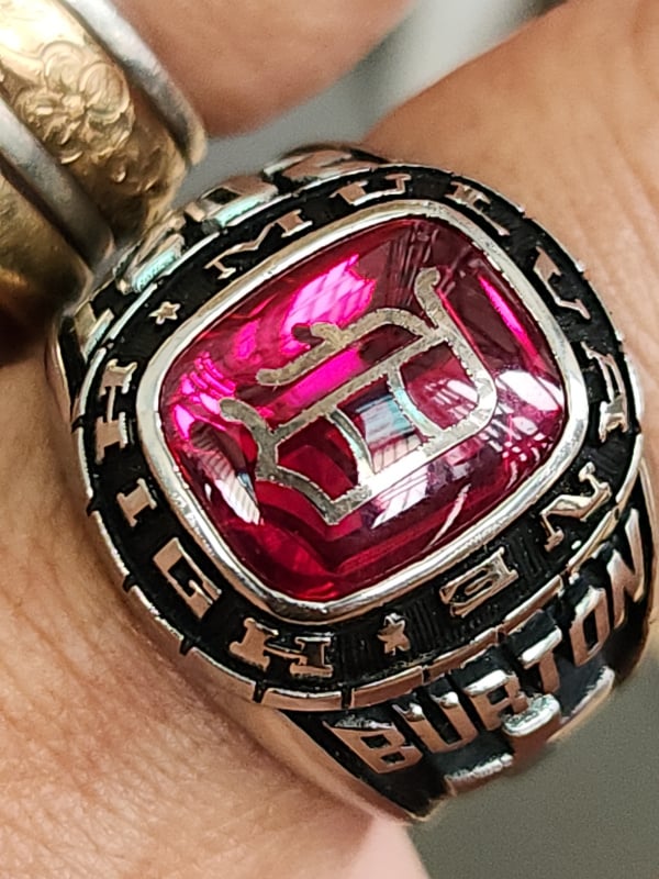 nhẫn mỹ xưa trường dòng công giáo hột đỏ dát vàng