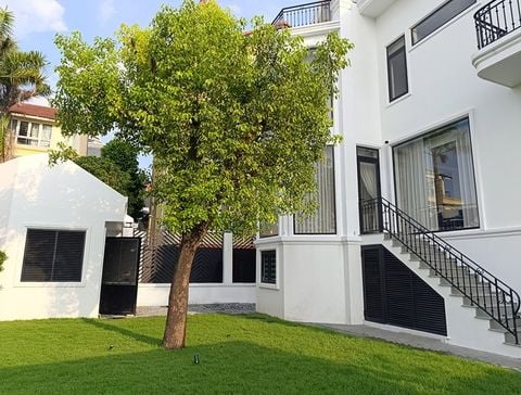 Lắp Đặt Tưới Tự Động cho mảng cỏ xanh sân vườn Biệt Thự Thảo Điền