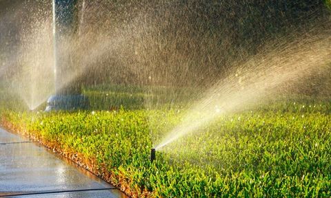 Tưới cỏ tự động - Bí quyết giữ sân vườn biệt thự luôn xanh