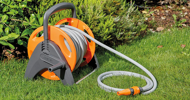 bo-cuon-ong-nuoc-tuoi-cay-reely-plus-gf5817-trong-san-vuon