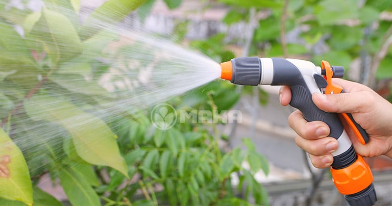 voi-tuoi-cam-tay-gf3922-cho-tia-nuoc-phu-deu