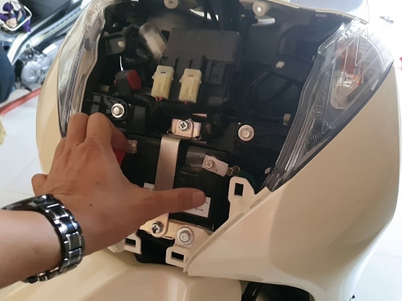 Bình ắc quy xe SH Mode nằm ở đâu? Cách thay ắc quy tại nhà