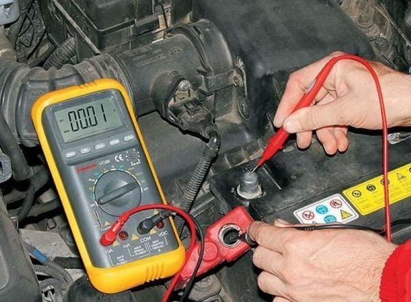 Dịch vụ sạc bình ắc quy bao gồm kiểm tra tình trạng ắc quy