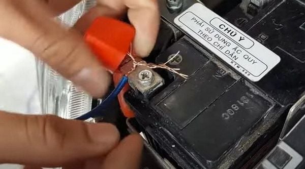 thay ắc quy xe máy tại nhà