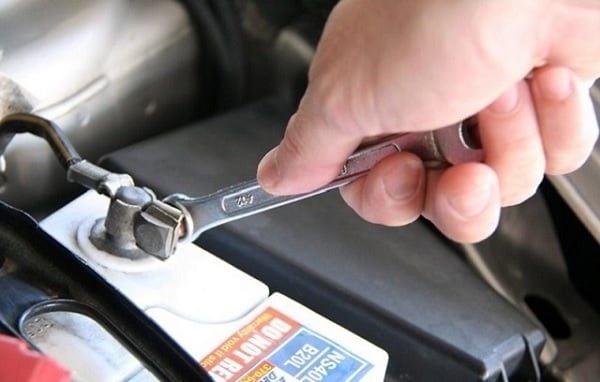 thay bình ắc quy ô tô tại nhà