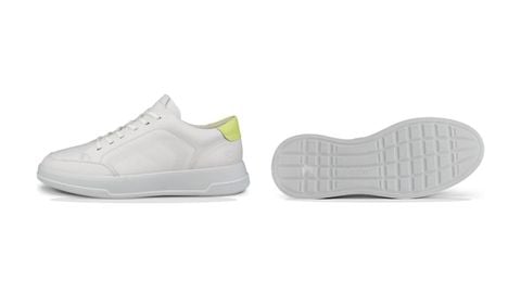 Sneaker nữ trắng và mặt đế ngoài để kiểm tra vân bám