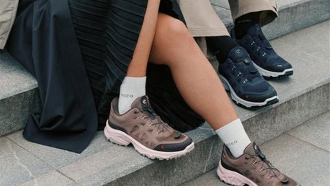 Phối sneaker nữ với váy xếp ly và quần dài khi đi chơi