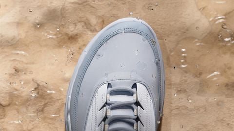 Cận cảnh sneaker màu xám có giọt nước trên bề mặt