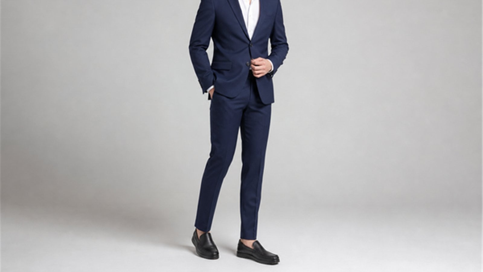 Suit navy phối giày da đen cho buổi họp trang trọng