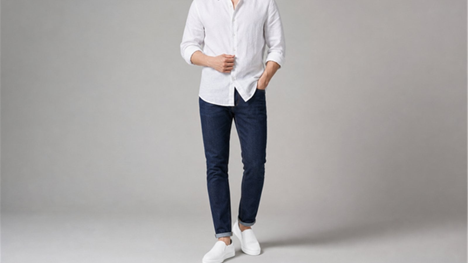 Sneaker trắng phối sơ mi trắng và quần tối màu khi di chuyển