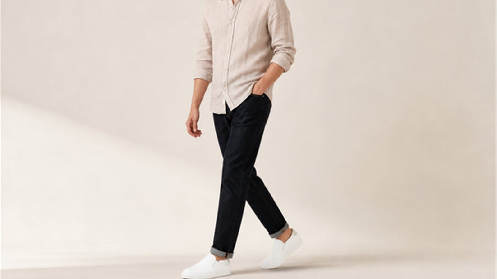Giày lười trắng phối sơ mi linen và quần tối màu theo phong cách business casual