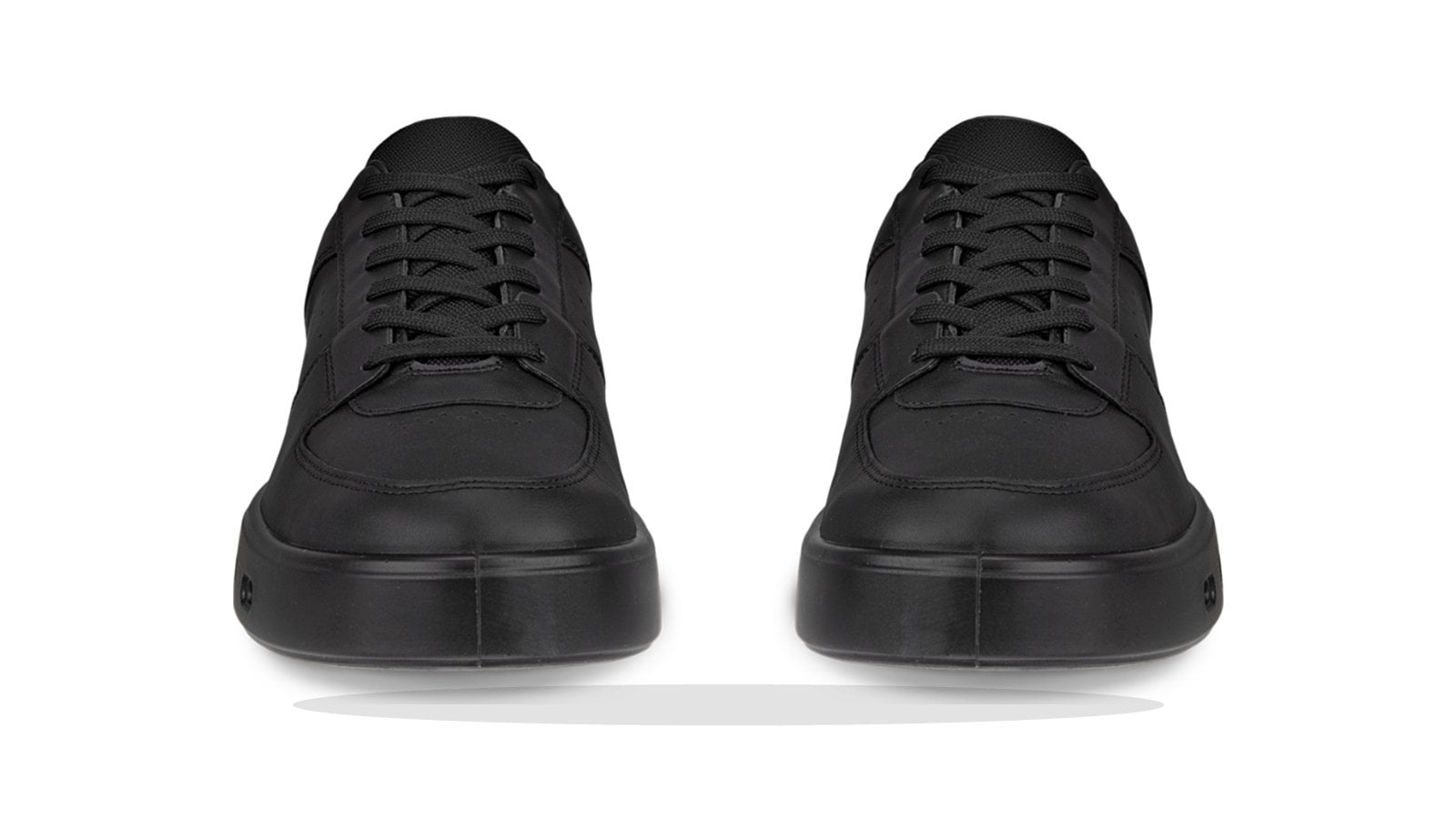 Sneaker buộc dây đen nhìn từ phía trước