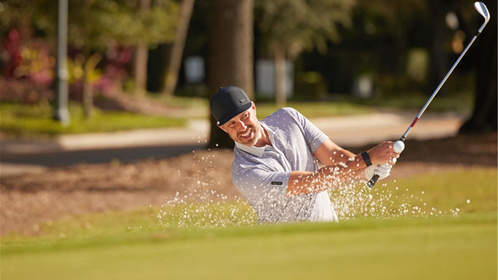 Golfer thực hiện cú đánh từ bunker trên sân golf