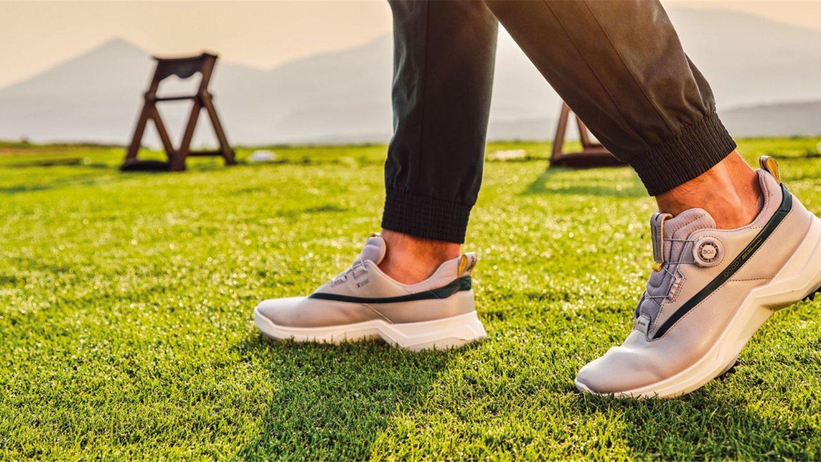 Golfer mang giày golf ECCO BOA màu sáng trên sân cỏ