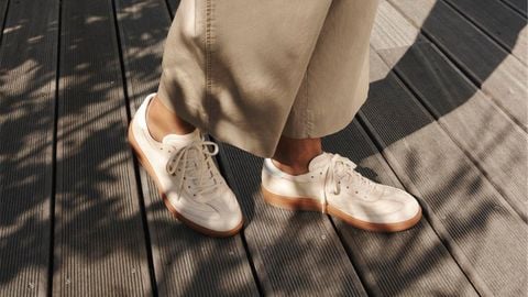 Sneaker sáng màu ECCO phối với quần âu màu be