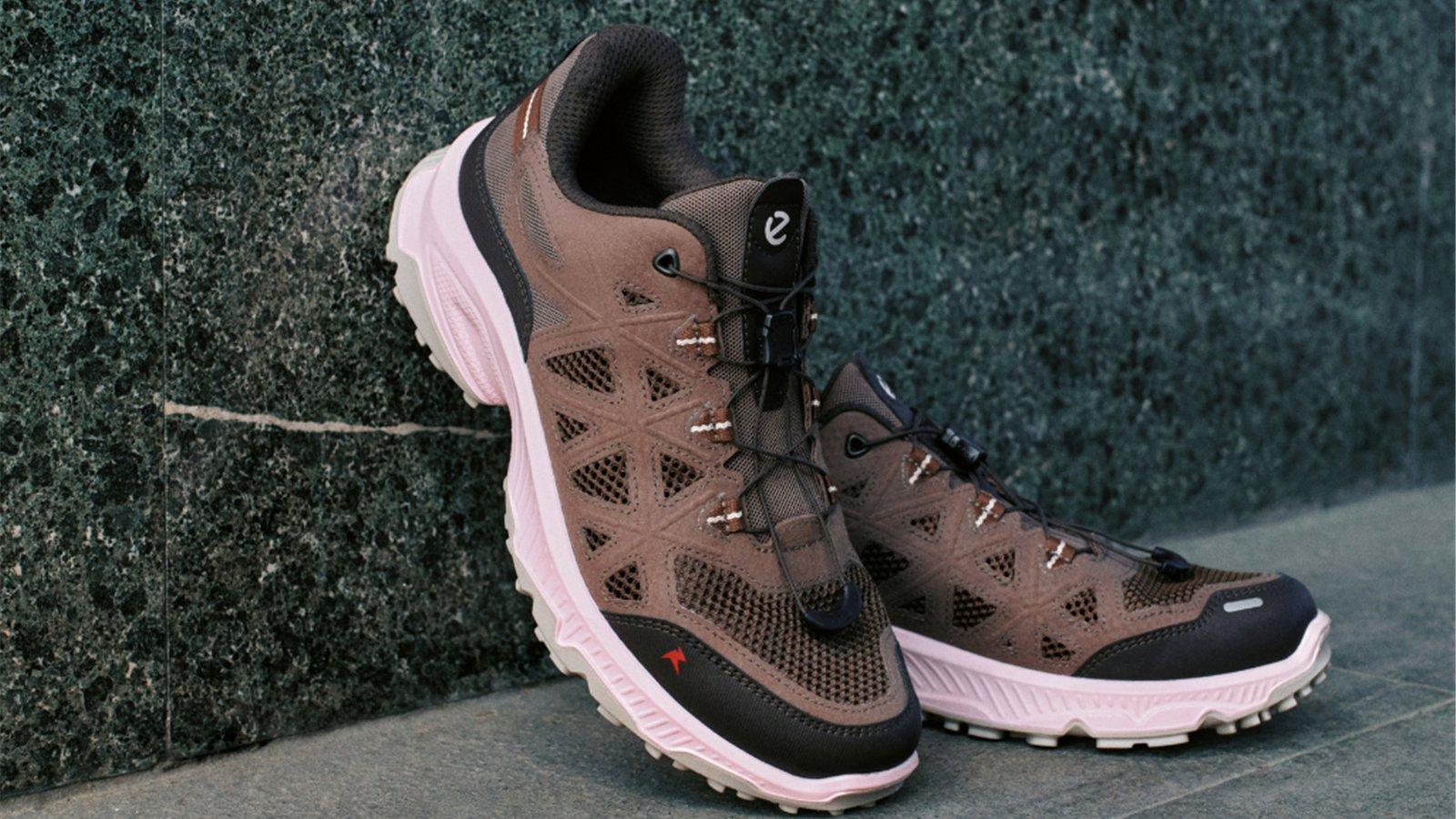 Giày outdoor ECCO nữ màu nâu phối đế hồng nhạt trên bậc đá