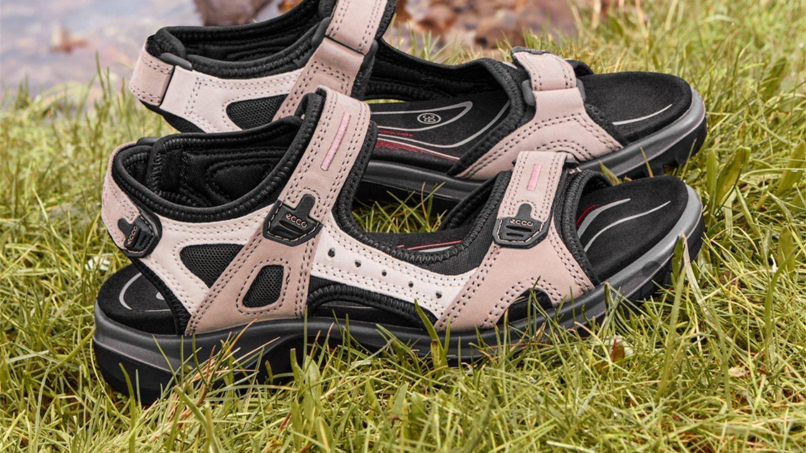 Sandal ECCO Offroad nữ màu hồng nhạt phối đen trên bãi cỏ