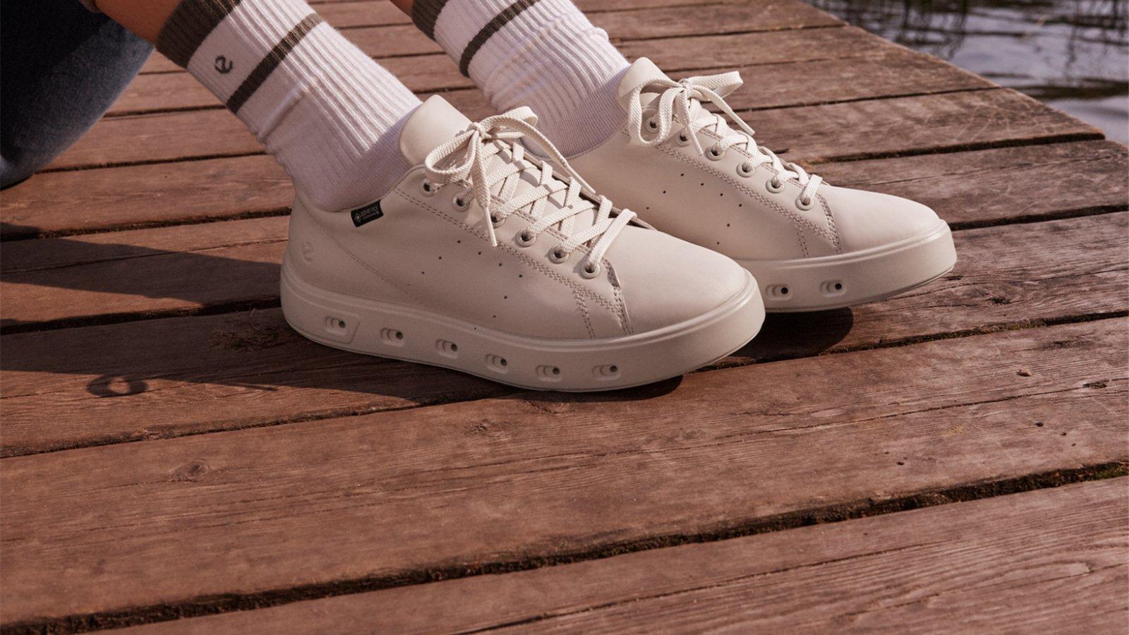 Sneaker ECCO nữ màu kem buộc dây trên sàn gỗ