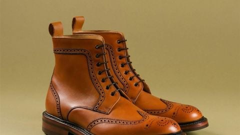 Dress boot màu nâu với dây buộc và chi tiết brogue