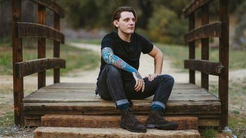 Phối boot nâu với jeans xắn gấu khi đi chơi