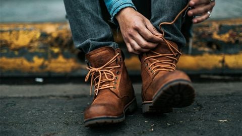 Điều chỉnh dây boot màu nâu khi thử giày