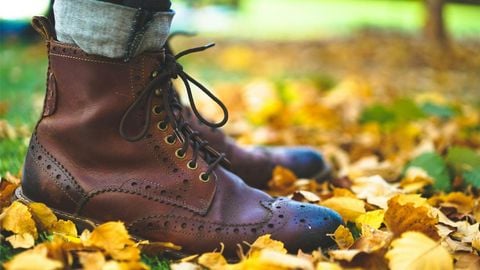 Boot buộc dây nâu phối với gấu quần jeans