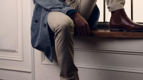 Phối Chelsea boot nâu với chinos và áo khoác dáng dài