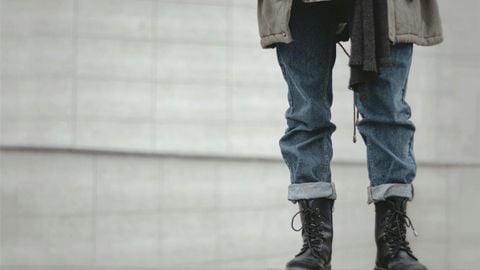 Jeans xắn gấu vừa phải cùng boot đen buộc dây