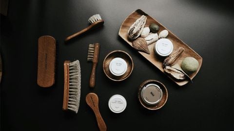 Bàn chải khăn và sản phẩm dưỡng để chăm sóc giày da