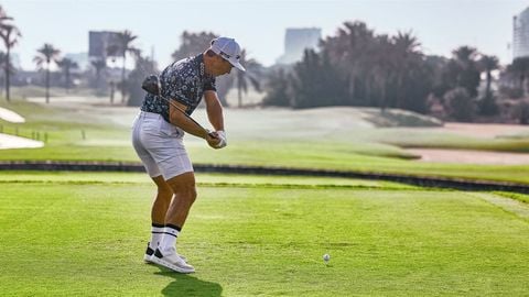 Golfer thực hiện cú swing trên sân golf