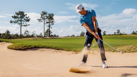 Golfer nam đánh bóng khỏi bunker cát