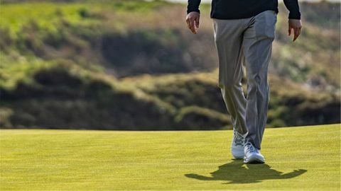 Quần golf xám phối giày trắng khi đi trên thảm cỏ