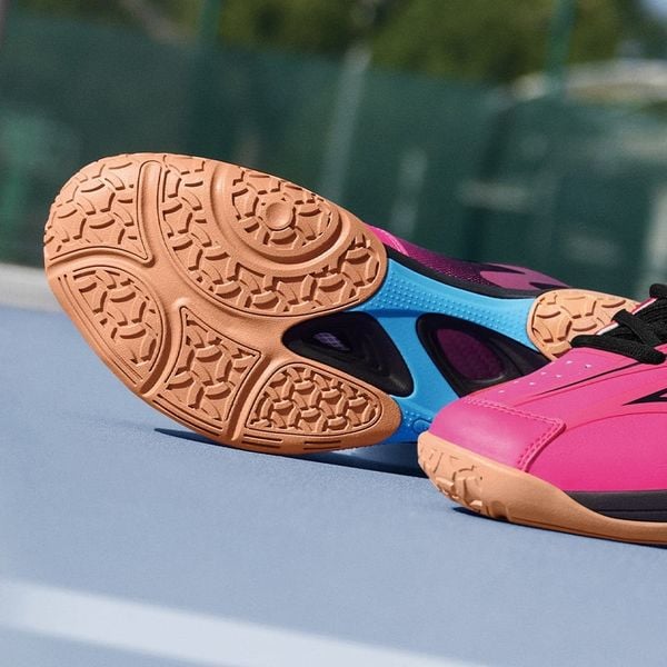 Giày tennis cần có độ bám tốt