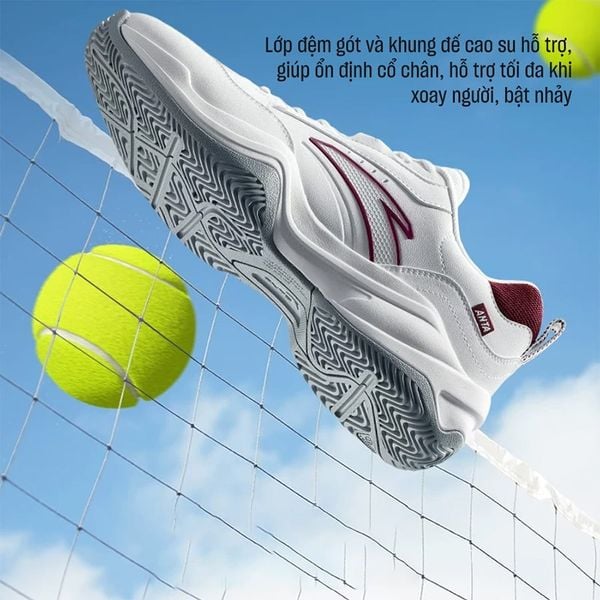 Người mới chơi tennis nên chọn giày có độ ổn định và độ bám