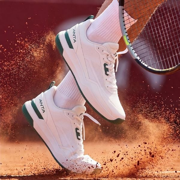 Giày tennis cần có độ bám tốt trên mặt sân đất nện