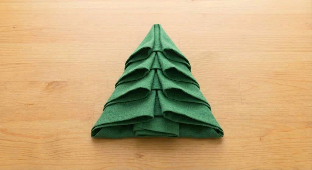 Hướng dẫn chi tiết cách gấp khăn ăn hình cây thông