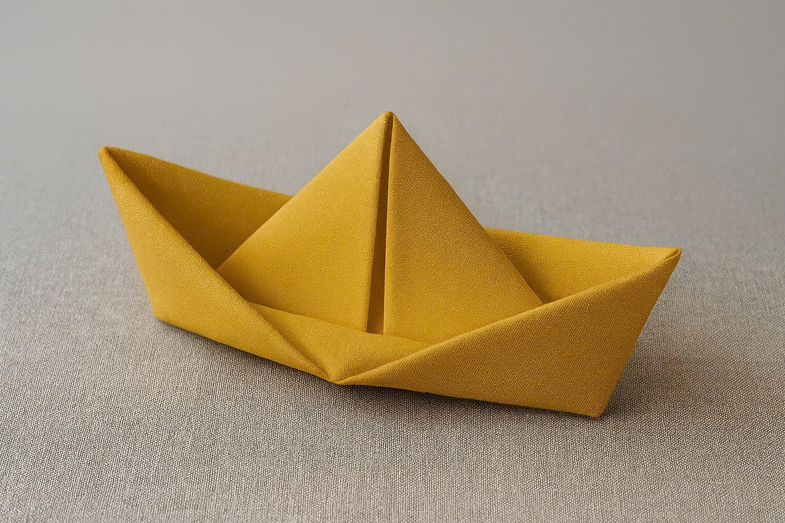 Hướng dẫn chi tiết cách gấp khăn ăn hình mũ ca nô