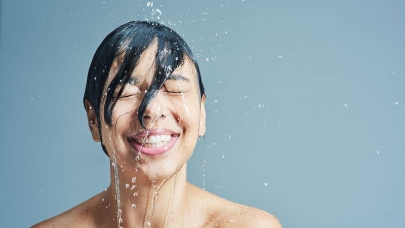 Tắm sáng có tốt không? Lợi ích tuyệt vời của việc tắm vào buổi sáng